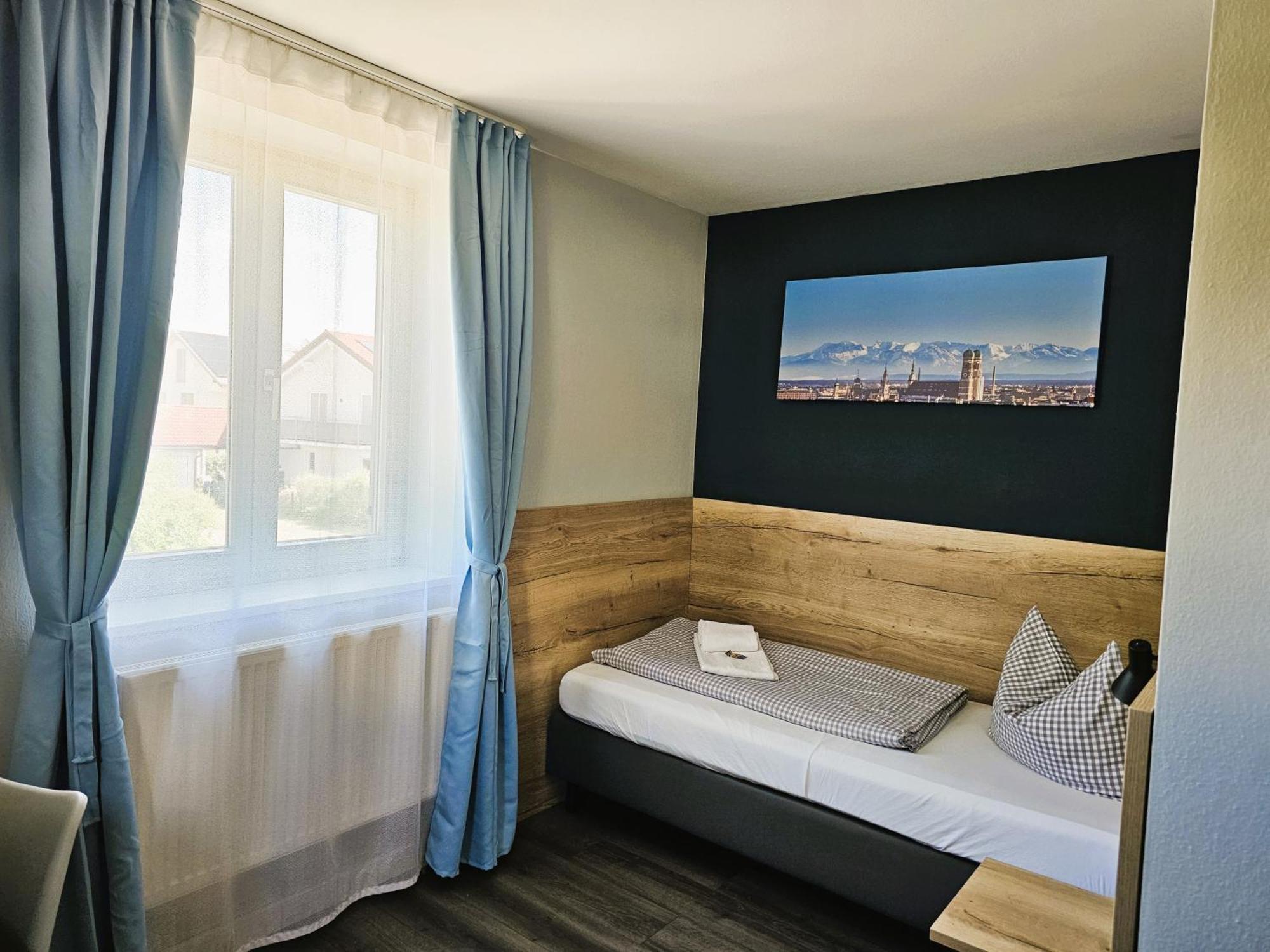 Novitel Pension Pliening - München Messe Exterior foto